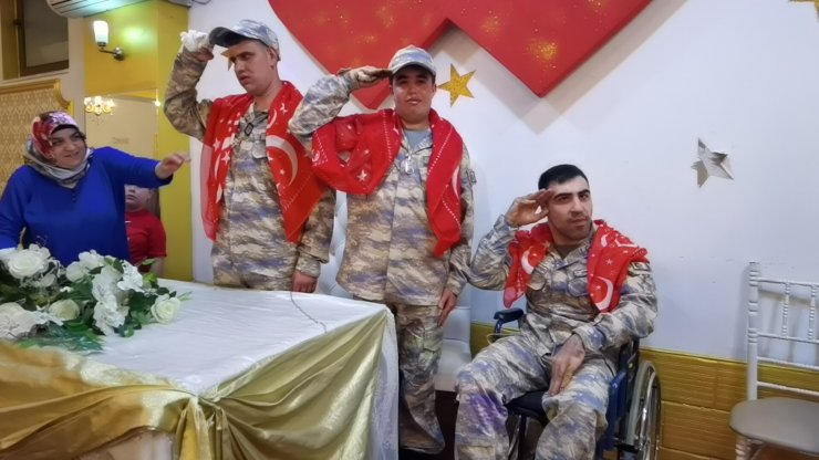 Engelli gençlerin askerlik hayali gerçek oldu; Ellerine asker kınası yakıldı