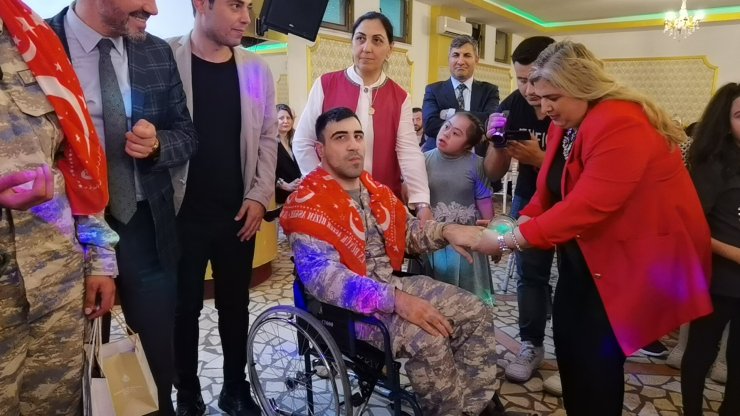 Engelli gençlerin askerlik hayali gerçek oldu; Ellerine asker kınası yakıldı