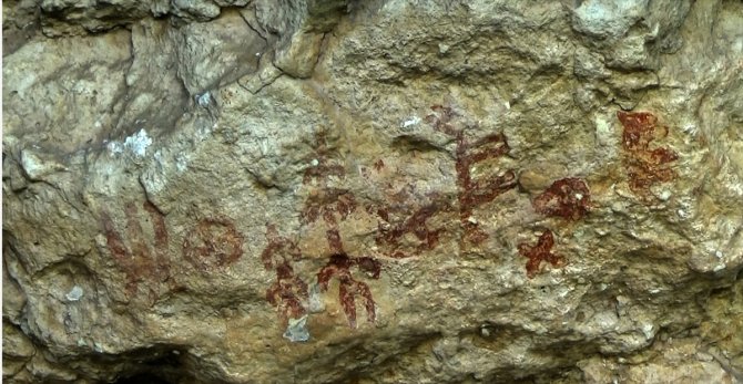 Mağara duvarında bulunan insan ve hayvan figürleri inceleniyor