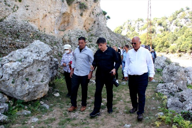 Mağara duvarında bulunan insan ve hayvan figürleri inceleniyor