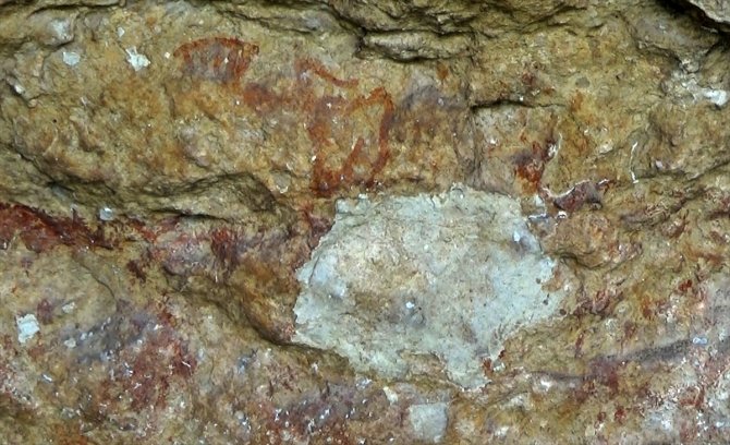 Mağara duvarında bulunan insan ve hayvan figürleri inceleniyor