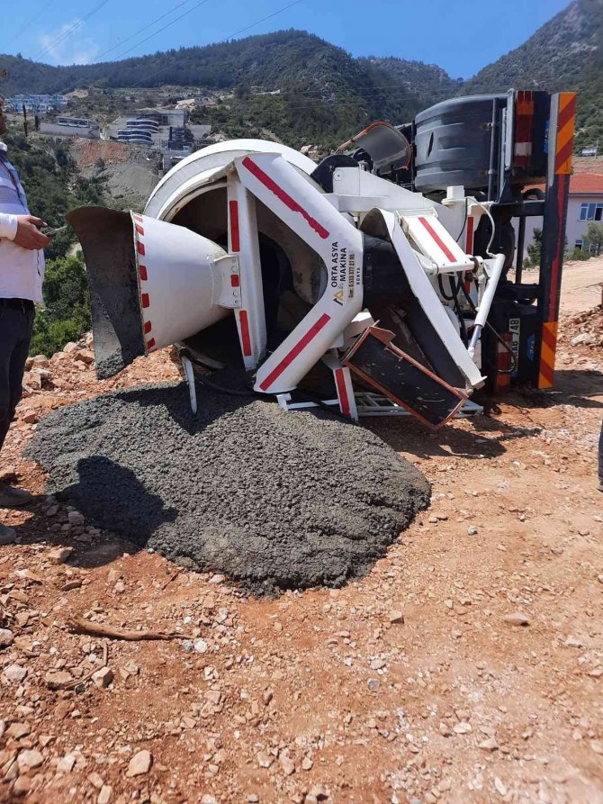 Geri manevra yapan beton mikseri devrildi