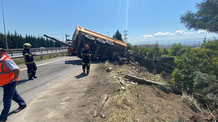 Hafriyat kamyonu bariyerlerin üzerine devrildi