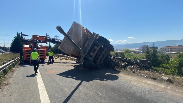 Hafriyat kamyonu bariyerlerin üzerine devrildi