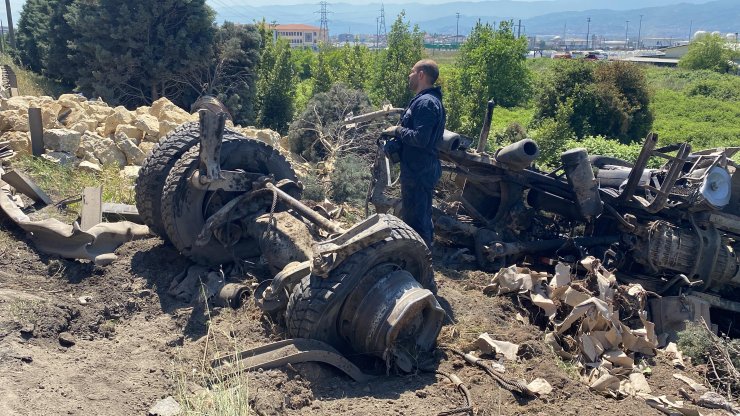Hafriyat kamyonu bariyerlerin üzerine devrildi