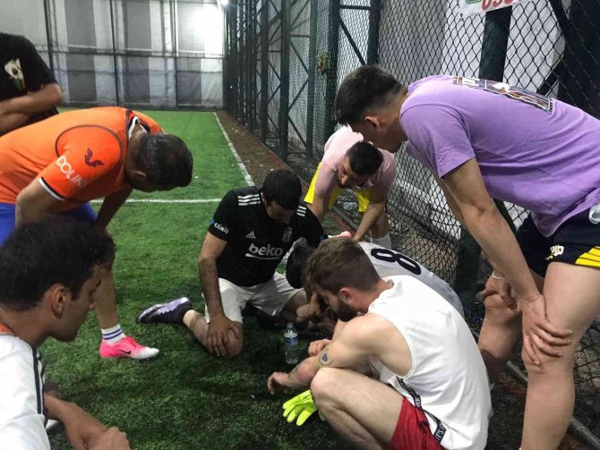 Halı sahada dili boğazına kaçan sporcuya hayati müdahale