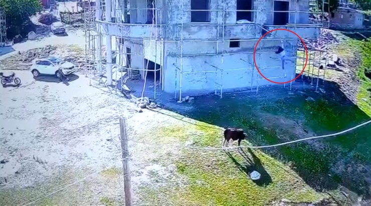İnşaat işçisinin iskeleden düşme anı kamerada