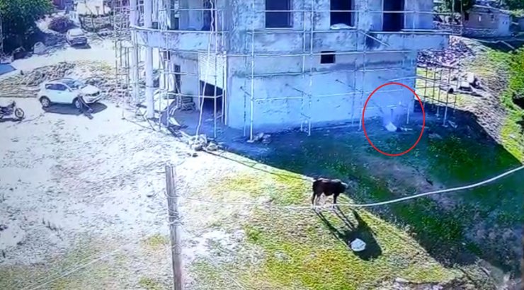 İnşaat işçisinin iskeleden düşme anı kamerada