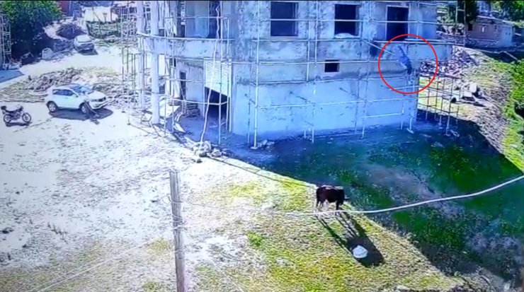 İnşaat işçisinin iskeleden düşme anı kamerada