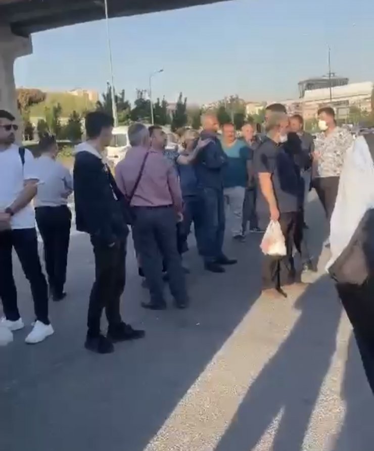 Kadıköy’de vatandaşlar İETT otobüsünün önünü kesti