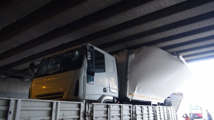 Kamyonet ve traktör yüklü TIR, üst geçide sıkıştı