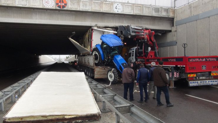 Kamyonet ve traktör yüklü TIR, üst geçide sıkıştı