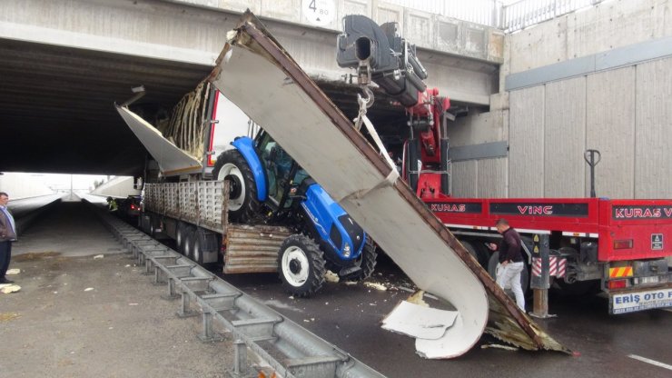 Kamyonet ve traktör yüklü TIR, üst geçide sıkıştı