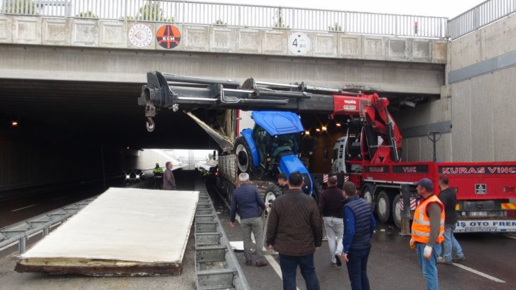 Kamyonet ve traktör yüklü TIR, üst geçide sıkıştı