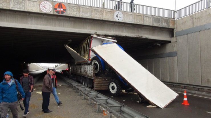 Kamyonet ve traktör yüklü TIR, üst geçide sıkıştı