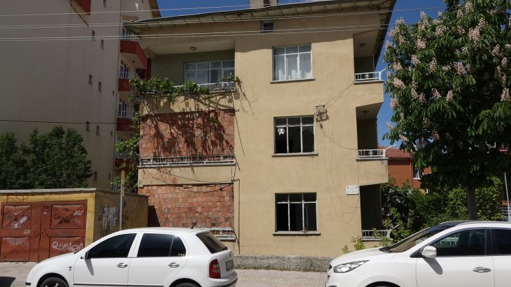 Madde bağımlılarına karşı kapı ve balkona duvar ördüler