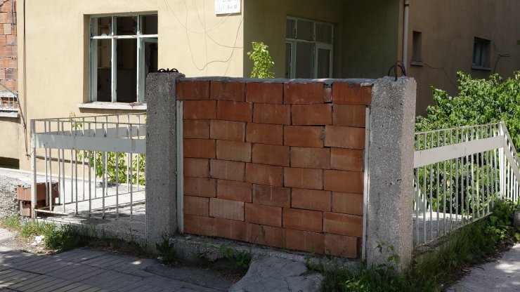 Madde bağımlılarına karşı kapı ve balkona duvar ördüler