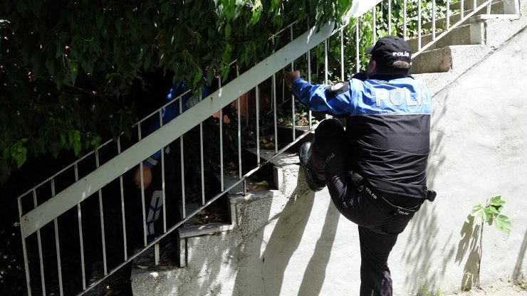 Madde bağımlılarına karşı kapı ve balkona duvar ördüler