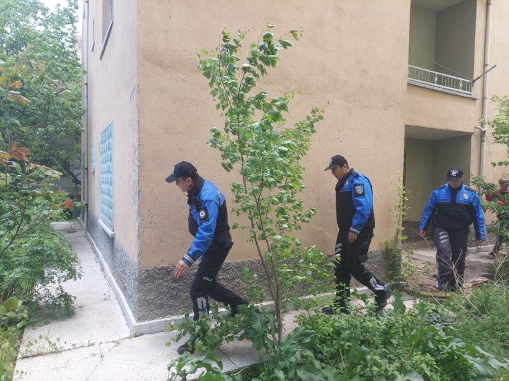 Madde bağımlılarına karşı kapı ve balkona duvar ördüler