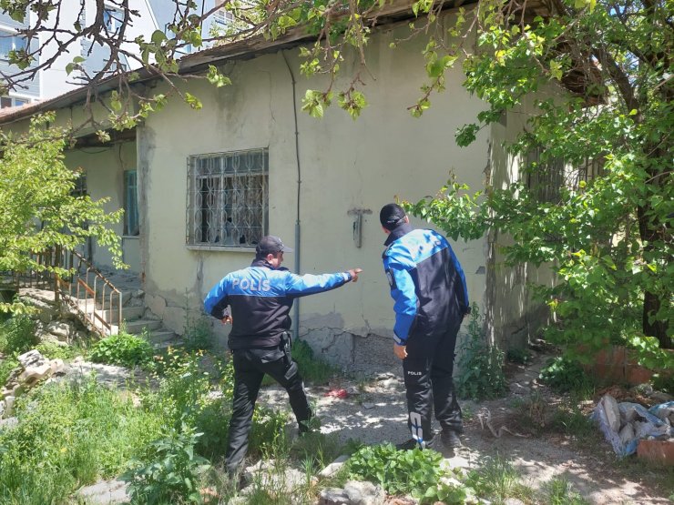 Madde bağımlılarına karşı kapı ve balkona duvar ördüler