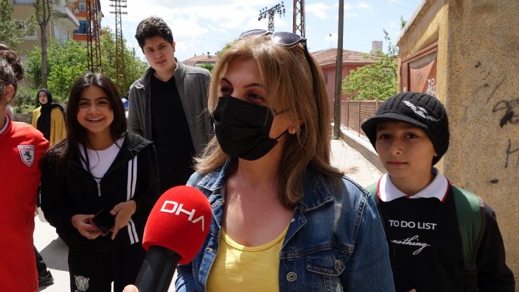 Madde bağımlılarına karşı kapı ve balkona duvar ördüler