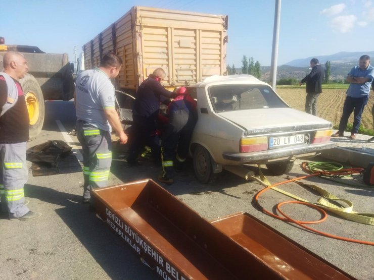 Otomobil park halindeki TIR'a çarptı; sürücü ve eşi öldü, oğlu yaralandı