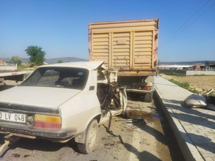 Otomobil park halindeki TIR'a çarptı; sürücü ve eşi öldü, oğlu yaralandı