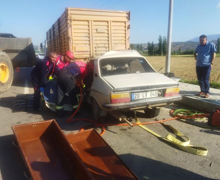 Otomobil park halindeki TIR'a çarptı; sürücü ve eşi öldü, oğlu yaralandı