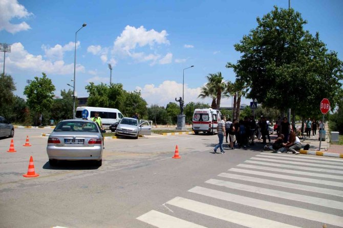 Otomobiller çarpıştı, öğretim üyesi ve öğrenci şoka girdi
