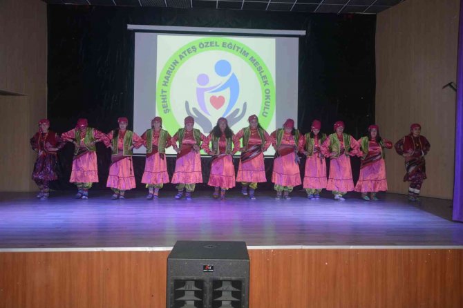 Özel çocuklardan ailelerine özel gösteri