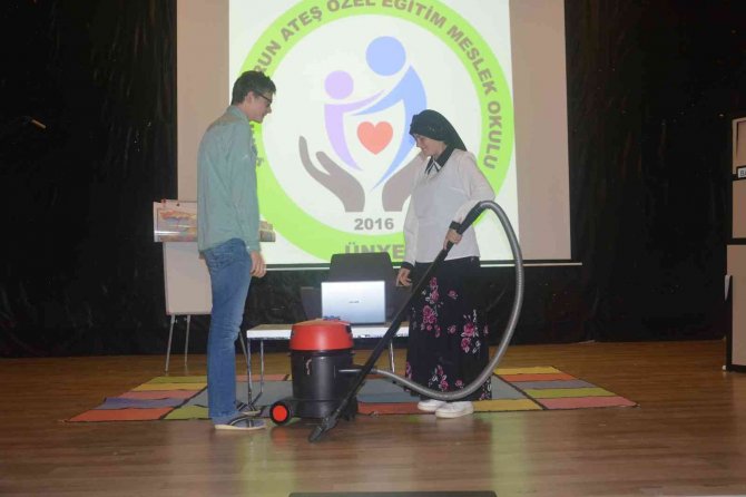 Özel çocuklardan ailelerine özel gösteri