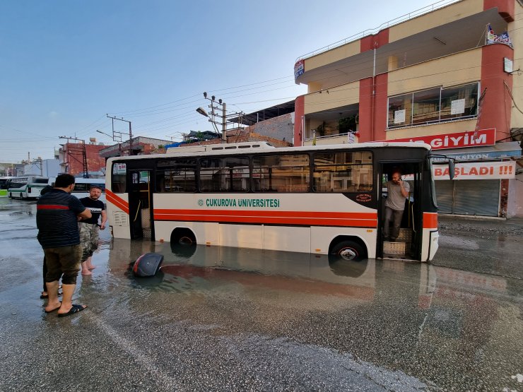 Su borusu patlayınca asfalt çöktü