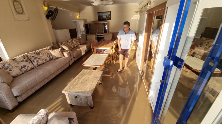 Su borusu patlayınca asfalt çöktü