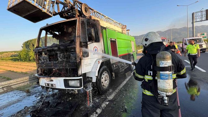 Sulama aracı küle döndü