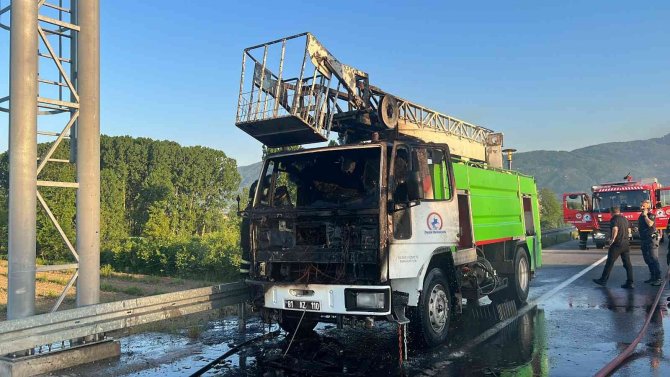 Sulama aracı küle döndü