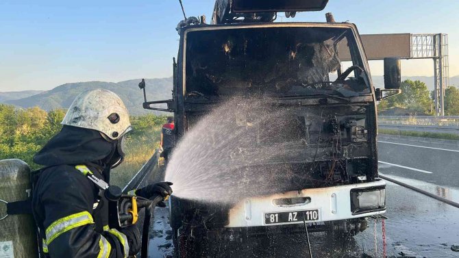 Sulama aracı küle döndü