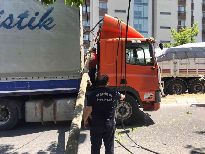 Tır, elektrik direklerini ve bir ağacı devirdi