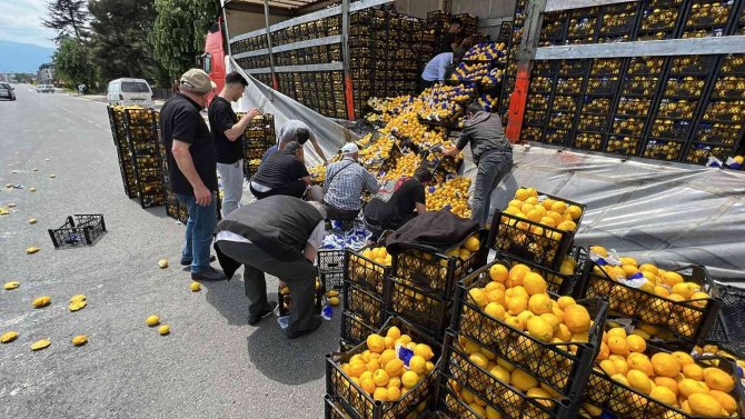 Tırdan yola onlarca kasa limon savruldu