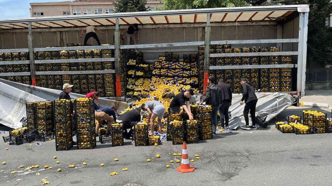 Tırdan yola onlarca kasa limon savruldu
