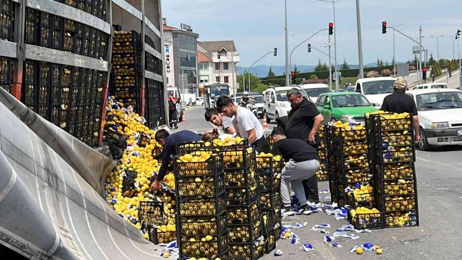 Tırdan yola onlarca kasa limon savruldu