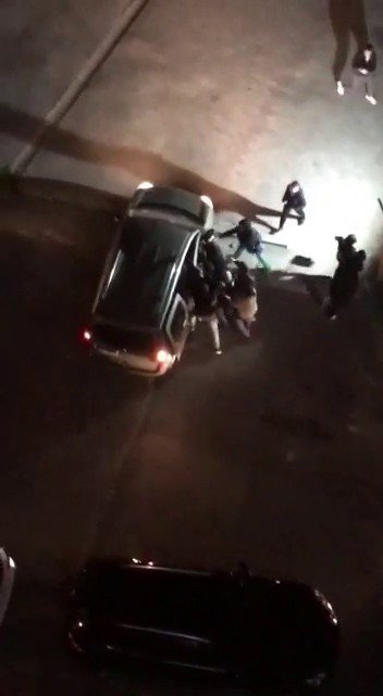 ‘Yabancılar park edemez’ uyarısına aldırmadı, tekme ve yumrukların hedefi oldu