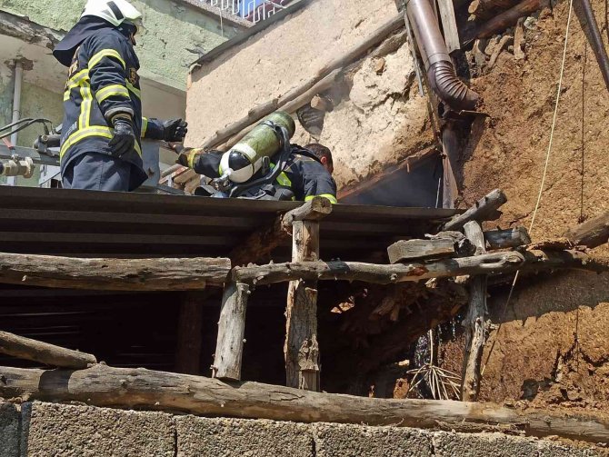 Yangında evinde olduğu düşünülen yaşlı adam endişeli anlar yaşattı