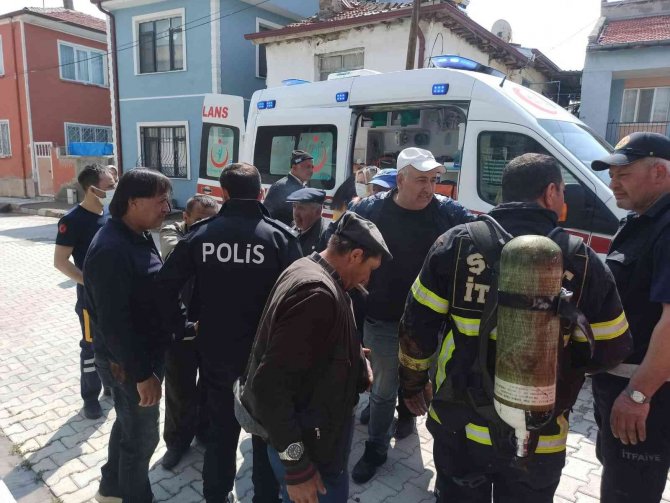 Yangında evinde olduğu düşünülen yaşlı adam endişeli anlar yaşattı