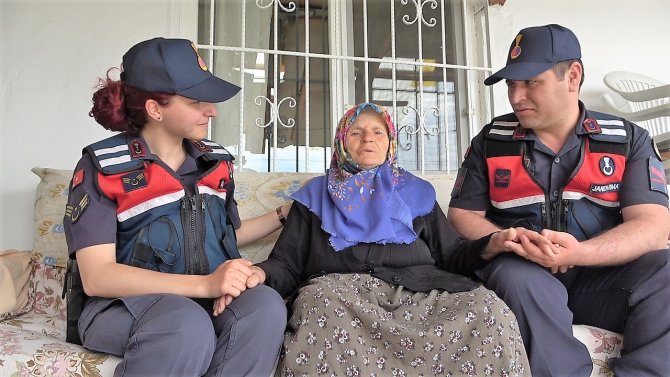 yaşlı kadını 38 yıldır dinlemeyen acısıyla kandırdı