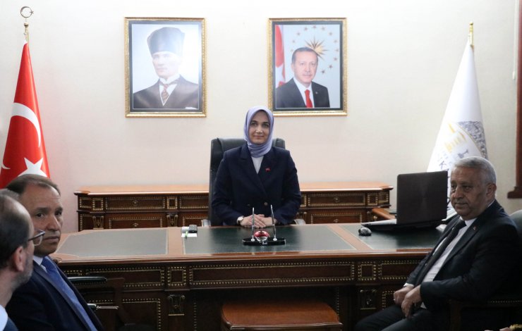 Afyonkarahisar'ın ilk kadın Valisi Yiğitbaşı görevine başladı