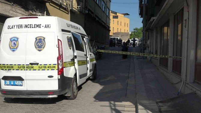 Alacağı için gittiği iş yerinde pompalı tüfekle vuruldu