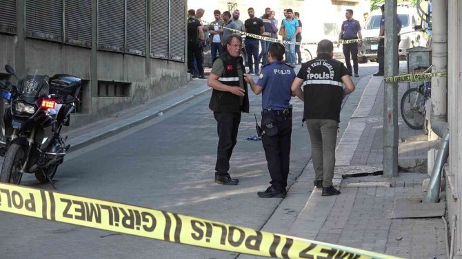 Alacağı için gittiği iş yerinde pompalı tüfekle vuruldu