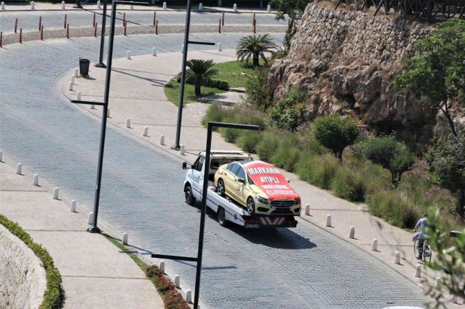 Aldığı lüks otomobil ile hayal kırıklığı yaşayan adam, araca çekici üzerinde şehir turu attırdı