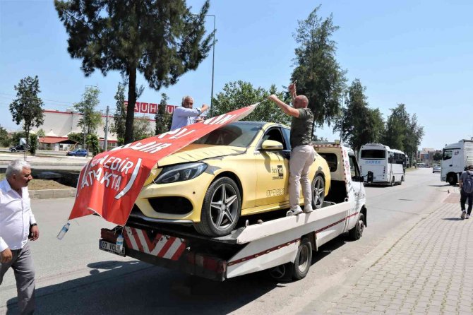 Aldığı lüks otomobil ile hayal kırıklığı yaşayan adam, araca çekici üzerinde şehir turu attırdı