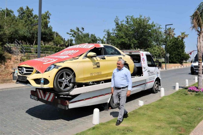 Aldığı lüks otomobil ile hayal kırıklığı yaşayan adam, araca çekici üzerinde şehir turu attırdı